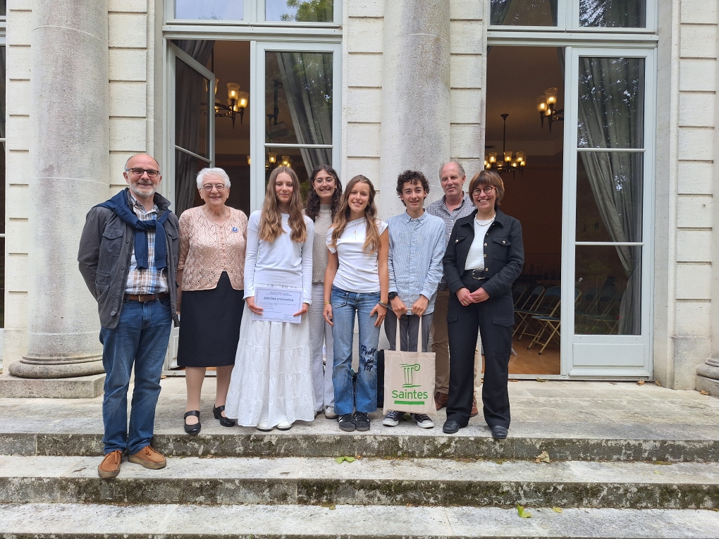 Photo 1 les 4 élèves et profs