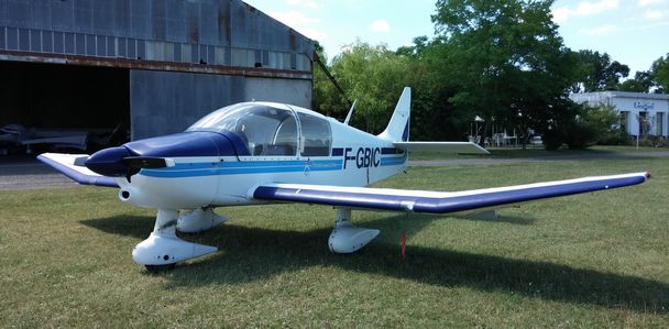 Robin DR400, avion utilisé par l'aéroclub de Saintes pour la formation des futurs pilotes.