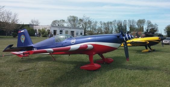 Extra 330SC, avion de l'équipe de voltige de l'armée de l'air de passage à Saintes en avril 2016.